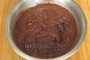 Добавить сливочное масло, тыквенное пюре, миндаль, ром, просеять через мелкое ситечко какао и хорошо перемешать.