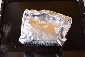 После этого извлекаем мясо из духовки и даём ему отдохнуть 10-15 минут в закрытом конвертике из фольги.