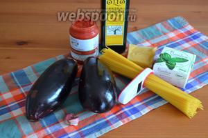 Ингредиенты для приготовления таких спагетти в рулетиках из баклажанов: спагетти, баклажаны, томаты в собственном соку, чеснок, сыр, соль и перец, а также базилик.
