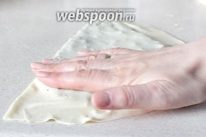 Накрыть второй стороной теста. Делать это надо постепенно, прижимая тесто с одной стороны и выгоняя воздух в другую сторону.
