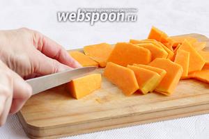 Тыкву нарезать самыми маленькими кубиками, какими только умеете. Можно конечно натереть на тёрке, но я не люблю пюре, да и структура начинки уже будет не та. Тыкву слегка обжарить на антипригарной сковороде в 1 ложке масла. Хватит 5 минут, при постоянном помешивании кубики должны остаться целыми, они приготовятся в тесте. Поперчить и не солить.