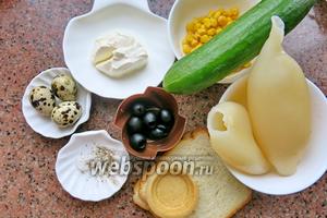 Хлеб тостерный (тарталетки), 2 тушки кальмара, 100 г консервированной кукурузы, несколько оливок для остроты, перепелиные яйца по количеству тарталеток, соль, перец, уксус.