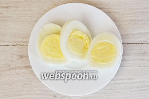 Подготавливаем необходимые продукты. Яйца предварительно отвариваем, а затем нарезаем кольцами.