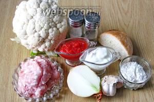 Для приготовления тефтелей с цветной капустой нужно взять такие продукты: фарш из индейки, цветную капусту, лук репчатый, чеснок, белый батон, муку, помидоры в собственном соку или томатный морс, сметану, соль и перец чёрный молотый.