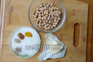Для приготовления нам потребуется нут, сахар, сливочное масло, куркума, мускатный орех, кардамон, чёрный перец. Пряности можно использовать любые, у меня всё, что было под рукой.
