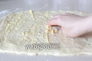 Всё тесто распределить руками в равномерный прямоугольный пласт, толщиной 1 см. На этом этапе я не использовала скалку. Смазать слой теста мягким сливочным маслом. Я смазала всю поверхность, но требовалось только 2/3.