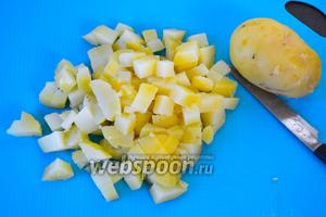 Готовый картофель очистить от кожуры и нарезать небольшими кубиками. Выложить в большую миску-салатницу.