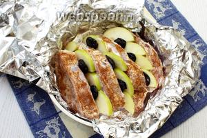 Начините индейку дольками яблок и черносливом.