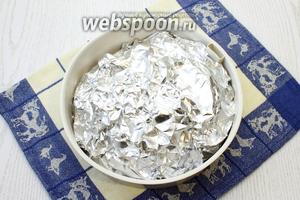 Закройте филе индейки тщательно фольгой, чтобы при запекании не вытек сок.
