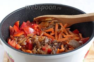 Нарезанные овощи добавить в казан к мясу с луком. Ещё подсолить. Поджарить в течение 5 минут, а затем добавить 0,5 стакана воды и тушить под крышкой до выкипания жидкости.
