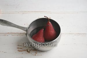 Когда содержимое кастрюли нагреется, сахар растворится, поместить туда груши и варить на среднем огне 25 минут, переворачивая груши, чтобы они приобрели равномерный цвет. Выключить огонь, оставить груши в сиропе до остывания.