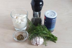 Подготовьте ингредиенты для соуса: майонез, свежий укроп (петрушка тоже подойдёт), соль, перец, чеснок и приправу хмели-сунели.