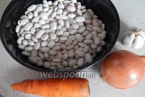 Подготовим нужные нам продукты: отмерим 1 стакан фасоли, выберем среднюю по величине луковицу, небольшую морковку, и чеснок.