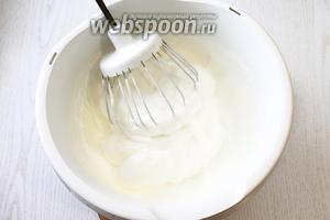 Белки с оставшимся сахаром взбейте в другой ёмкости, до уверенных мягких пиков, примерно 8-10 минут.