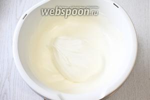 Желтки частями добавьте к белкам. Я это делаю на минимальной скорости, когда миксер не взбивает, а просто медленно перемешивает.