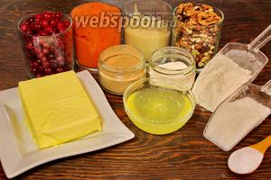 Для потрясающе вкусного тыквенного кекса, с ароматом «Нового года», надо масло, мука, сахар, тыквенное и яблочное пюре , белки, клюква, орехи, пряности, ром. Автор рецепта, рекомендует использовать, большую (3 л) форму с втулкой (дыркой). Я так понимаю для того, чтоб лучше в ней пропеклось, так как теста довольно много. Хоть у меня и есть такая форма, я просто взяла 2.))