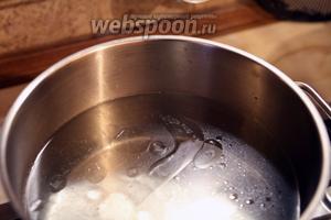 У хороших шефов, во время готовки на плите, всегда есть горячий бульон. Поставим и мы разогреваться, приготовленный загодя, нежирный куриный бульон. При желании его можно заменить овощным или грибным бульоном, добавив немного растительного масла.