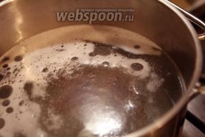Перчим его. Лучше пользуйтесь механической мельничкой для специй, чтобы наполнить бульон большим ароматом от свежего помола.