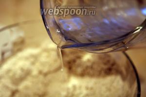 Добавим питьевую воду. Делайте это постепенно, потому что тесто должно остаться достаточно плотным, а разное качество муки может потребовать разного объёма воды.