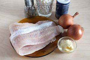 Для начинки подготовьте следующие продукты: филе белой рыбы (у меня филе хека), репчатый лук, сливочное масло, вареный рис, соль и перец.