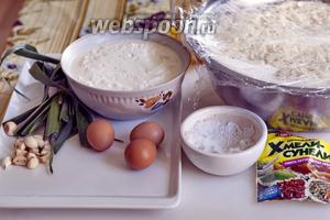 Творог из козьей простокваши и пирожковое тесто на сухих дрожжах (с добавлением любого кисломолочного продукта из домашнего козьего молока) приготовим загодя.