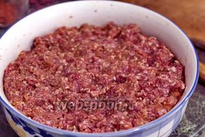 Хорошенько вымешаем. Луковый сок позволит баранине замариноваться, пока будет вариться бульон.
