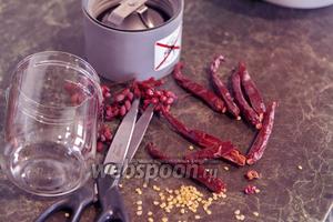 Нам нужны хлопья острого перца. Приготовим их самостоятельно. Отрежем ножницами кончики сухих перцев, разрежем их по боковой стороне и очистим от семян.