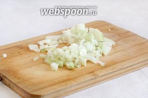 Лук мелко нарезать.