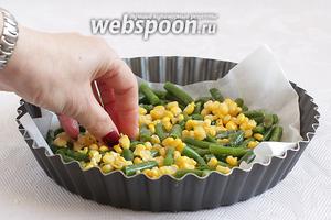 По дну промасленного пергамента распределить фасоль и кукурузу.