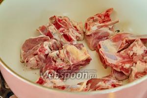 Мясо предварительно промыть и обсушить хорошенько. Кастрюлю с толстым дном разогреть и положить на дно кусочки мяса (сначала кладём на дно ту сторону, где жир). Масло не кладём! Кастрюля должна быть хорошо разогрета, огонь чуть выше среднего. Надо, чтобы мясо быстро запечатолось и не дало сок.