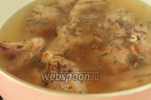 Теперь заливаем мясо водой и ставим на средний огонь до полного приготовления мяса. Время зависит от возраста и качества мяса, если вода выпарилась а мясо ещё неготово, то надо долить ещё.