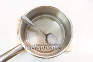 Ставим на газ и на медленном огне, постоянно помешивая, проварим до растворения сахара. Не кипятим! Дадим чуть остыть.