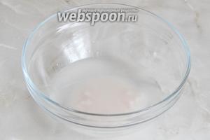 Первым делом приготовим опару — в тёплой воде растворим дрожжи.