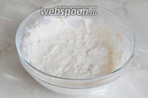 Затянем миску плёнкой и оставим в тепле на 3-4 часа для брожения.