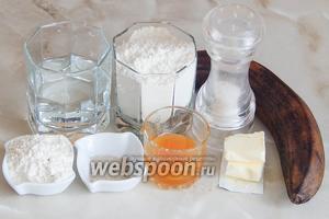 Готовить белый банановый хлеб мы будем из таких продуктов: мука пшеничная, дрожжи сухие, вода, мёд натуральный, средний зрелый банан с чёрной шкуркой, сухое молоко, сливочное масло и соль.
