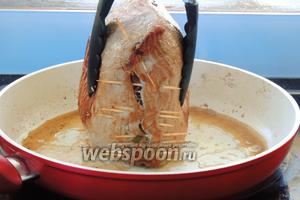 Солим и перчим по вкусу. Снова растапливаем масло и, на самом большом огне, «запечатываем» филе. То есть мы обжариваем филе около 5-7 минут абсолютно со всех сторон, поддерживая щипцами для удобства.