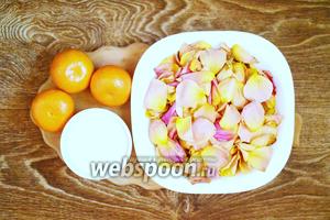 Для приготовления мандаринового варенья с лепестками роз в мультиварке подготовим мандарины, лепестки роз, воду и сахар.