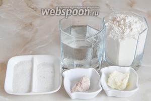 Продукты для приготовления Подмосковного батона: мука пшеничная, вода кипячёная (37-38°С), соль, сахар, масло сливочное (можно маргарин, но я его никогда не использую), а также свежие дрожжи (можно заменить 1 граммом сухих).