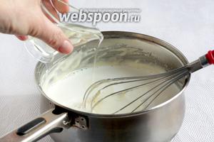Влить оставшееся молоко и растительное масло, чтобы получилась нужная густота теста для тонких блинчиков. Обычно, чем жиже тесто, тем тоньше блинчики.