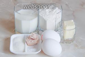 Готовить булочки дома Паркеров мы будем из пшеничной муки, молока, куриного яйца (2 штуки не знаю, зачем положила — используется 1 яйцо), масла сливочного, соли, сахара и дрожжей.