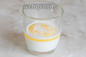 Теперь остальное молоко подогреем хорошенько и кладём туда 30 граммов масла — пусть всё растворится.