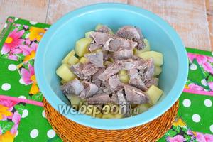 Картофель очистить и нарезать кубиками. С языка удалить шкурку и тоже нарезать кубиками. Перемешать в миске с картофелем, с добавлением масла и соли.