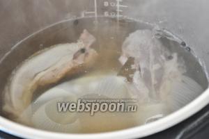 Когда прозвучит звуковой сигнал, язык готов. Бульон вылить, а лук выбросить. Язык выложить для остывания.