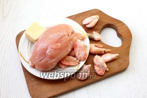 Для приготовления нам понадобится куриное филе, сыр твёрдый, креветки, соль и специи, яйцо куриное, сливочное масло и сметана.
