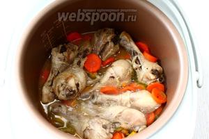 Добавьте перец и морковь к курице. Посолите, добавьте специи и перемешайте, установите режим «Тушение». Готовьте в течение 20 минут.