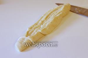 И сделать продольный надрез, но не до конца, и отступая по 2 см от краев. Оставить в тёплом месте ещё минут на 30.