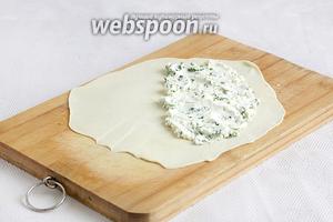 На одну сторону теста выложить начинку. Обычно, для кутабов, кладут совсем мало начинки, едва размазав её по поверхности, чтобы они оставались тонкими. Но я положила среднее количество, ни много, ни мало.