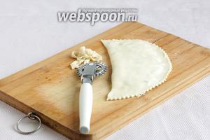 Слепить кутаб, выгоняя воздух изнутри и скрепляя края пальцами. Остатки теста можно обрезать фигурным колёсиком.