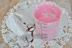 Приготовим глазурь для рисования и заливки. Для этого белок соединить с сахарной пудрой и лимонным соком, взбивать вилкой или миксером, но совсем немного. Разделить смесь на две части. Смесь для рисования и контуров должна быть более густой и потому добавить в неё ещё сахарной пудры. Смесь для заливки должна быть более жидкой. Для этого я добавила в неё немного красного вина, и каплю красителя.