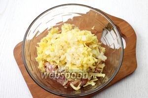Добавьте картофель, очищенный и натёртый на крупной тёрке. У меня было немного обжаренного репчатого лука, я и его добавила. Перемешайте, начинка для лепёшек готова.